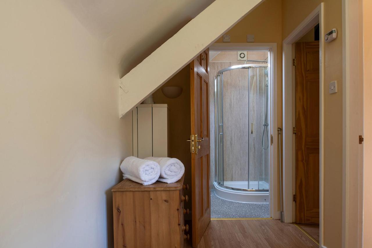 The Coachhouse - Cottage With Private Hot Tub Колуин Бей Екстериор снимка